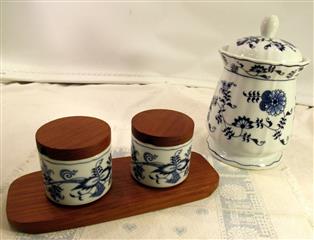 VINTAGE BLUE DANUBE BLUE ONION JAPAN BISCUIT JAR & JAMJARS W/WOOD LID & TRAY